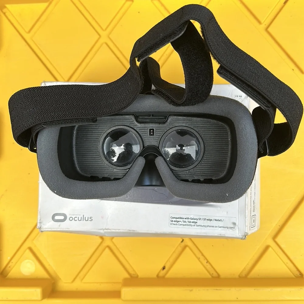 Samsung Gear VR powered by oculus Compatible with: Samsung Galaxy S7 etc. 2016